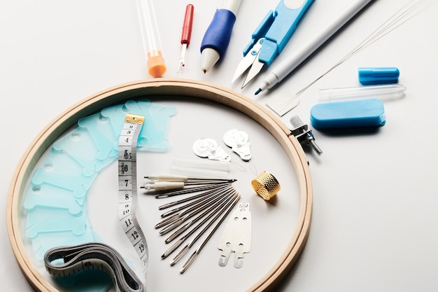 Zestaw do haftu z igłą i nitkami