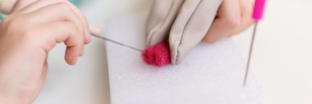 Zbliżenie haftu z pastelowymi nitkami